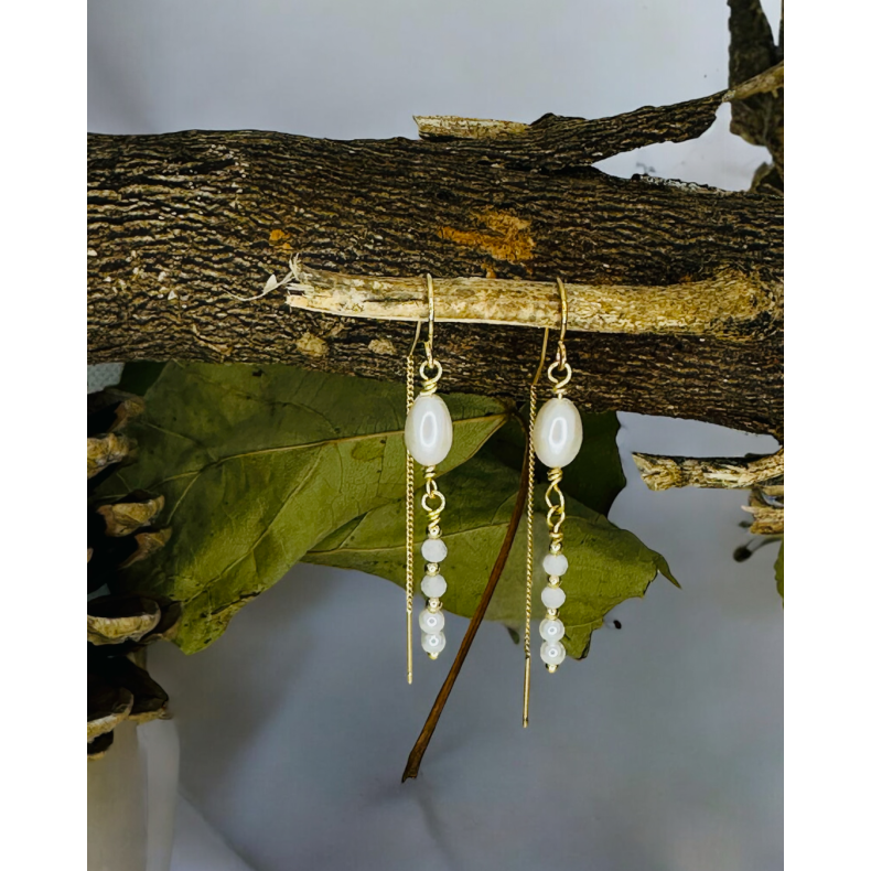 rekder med hvide moonstone og ferskvandsperler