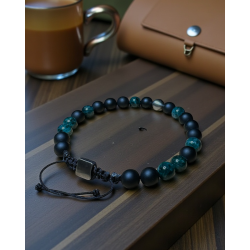 Grn apatit armbnd med sorte snor p trbord