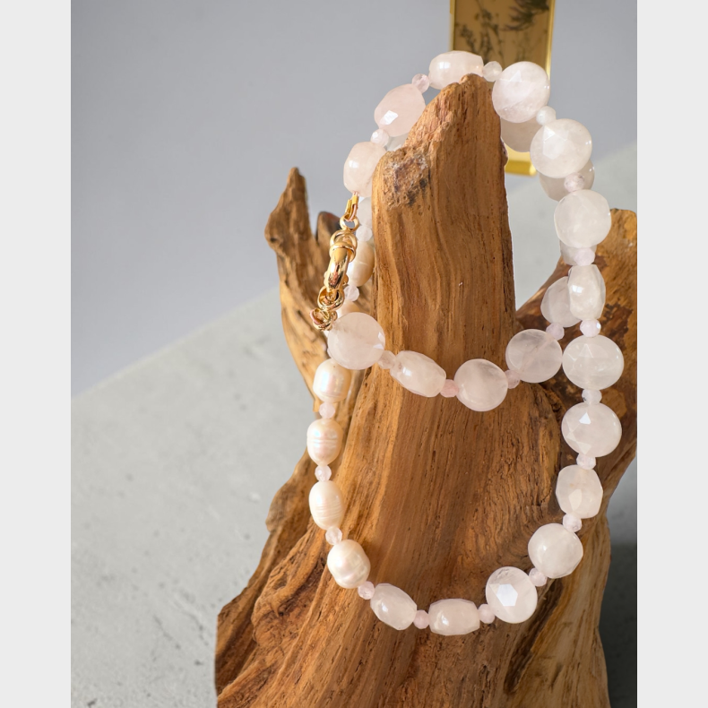 Rosakvarts Coin Halsk�de