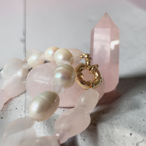 Rosakvarts Coin Halsk�de